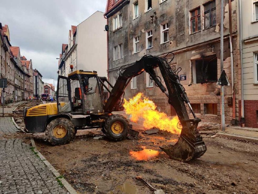 Pilne! Tragedia w Wałbrzychu. Wybuch gazu w dużej kamienicy. Trwa ewakuacja! [ZDJĘCIA]