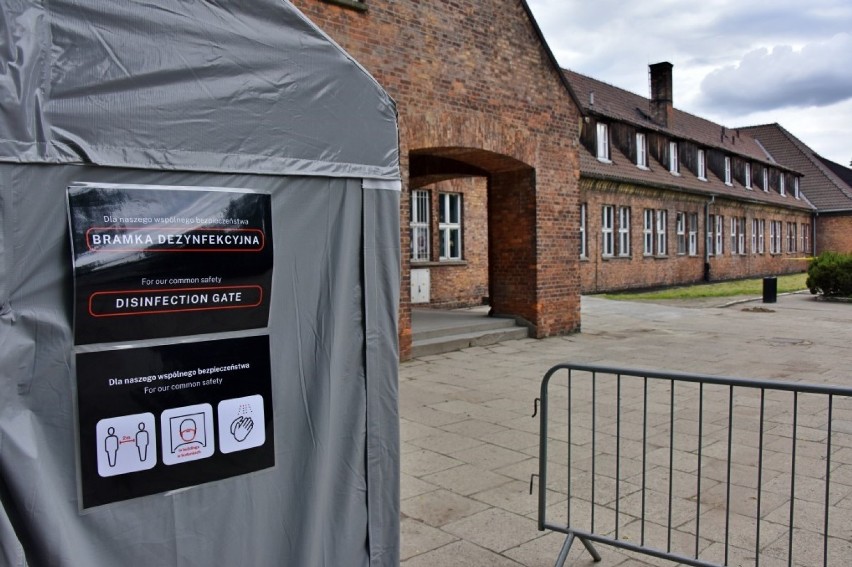 Nowatorska bramka dezynfekcyjna dla odwiedzających Muzeum Auschwitz 