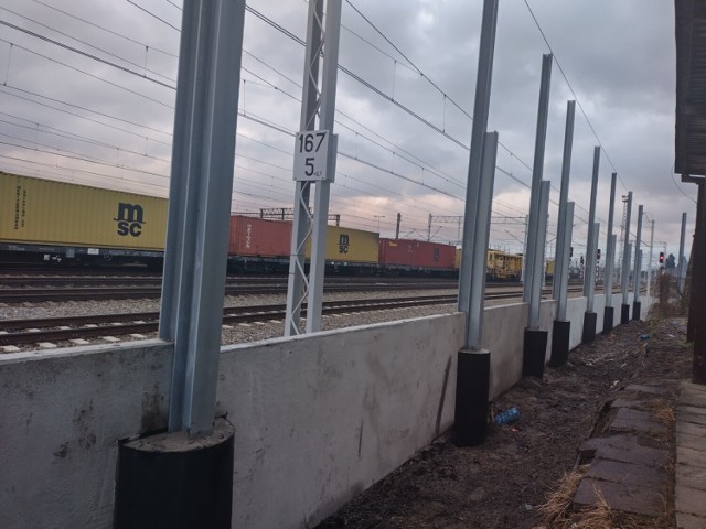 Ekrany akustyczne budowane są wzdłuż torów kolejowych na terenie osiedla Karsznice w Zduńskiej Woli.  Powstają przy magistrali kolejowej Śląsk – Porty w ramach inwestycji prowadzonej przez PKP Polskie Linie Kolejowe S.A.