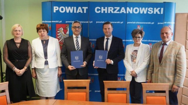 W chrzanowskim Starostwie Powiatowym podpisano umowę z władzami Libiąża na zakup autobusu dla osób z niepełnosprawnościami i seniorów