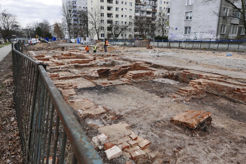 Przedwojenna Warszawa odkryta. Na terenie dawnego getta archeolodzy odsłonili fragment starej ulicy oraz piwnice kamienicy