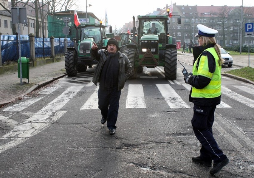 Protest rolników i związkowców przed Urzędem Wojewódzkim