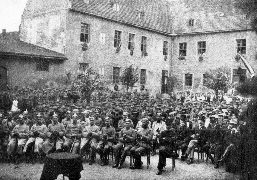 Wojskowe uroczystości na dziedzińcu w 1917 roku.