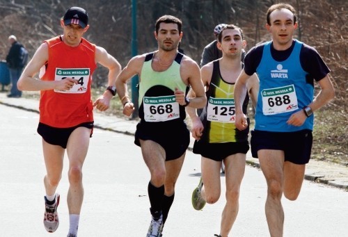 Ukrainiec Władimir Timaszow (drugi z lewej) 15-km trasę pokonał w 50 minut i 28 sekund