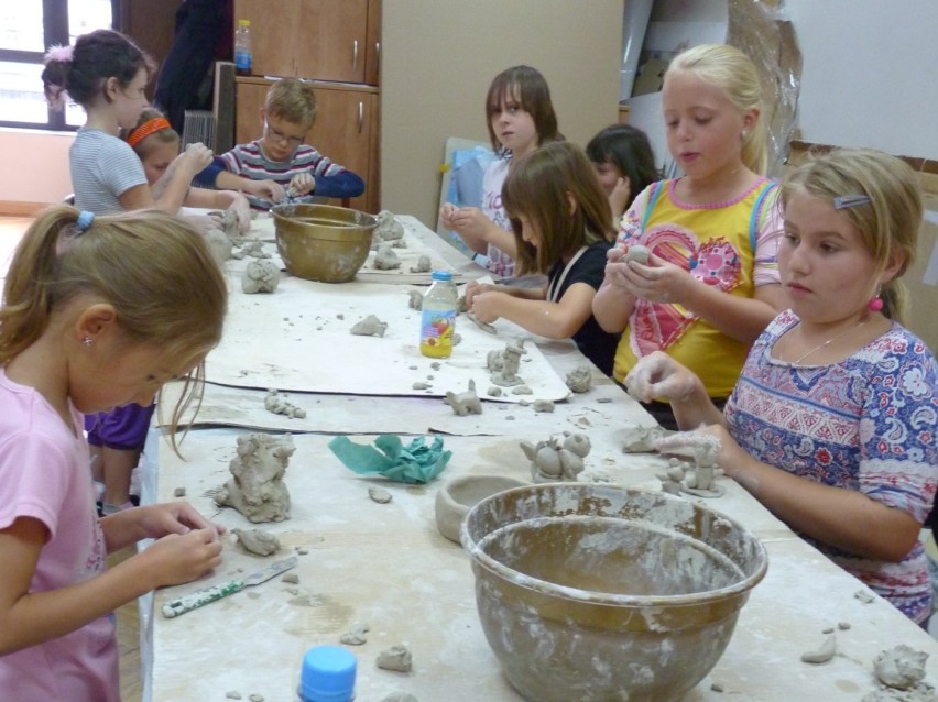 Wakacyjne spotkanie ze sztuką: W MDK trwają warsztaty teatralne i ceramiczne