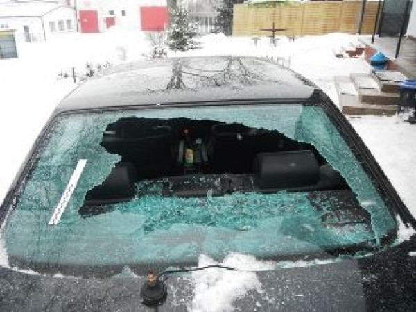Sobieszyn: Rozbita szyba zniszczonego samochodu.