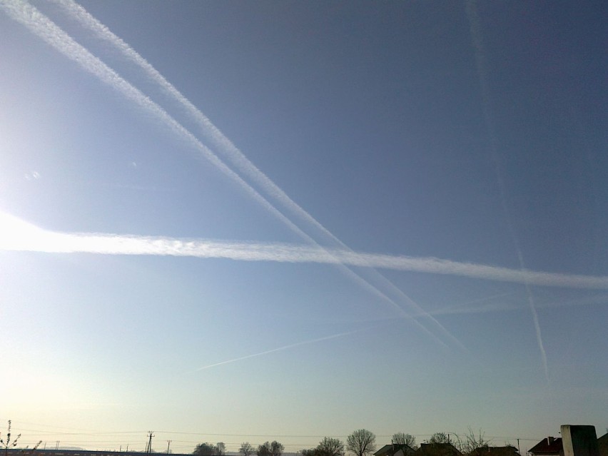 Od samego rana samoloty rysują po niebie. Fot. Justyna...