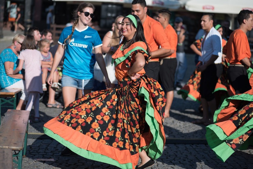 Światowy przegląd folkloru odmienił leszczyński Rynek