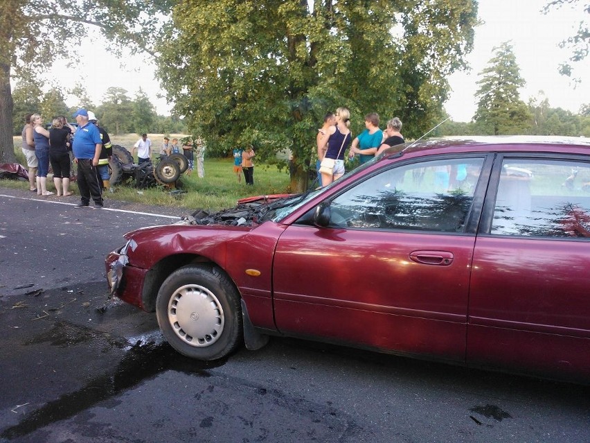 Wypadek w Rożdżałach. Mazda 626 uderzyła w tył traktora. Dwie osoby ranne. Zablokowana droga 479 FOT