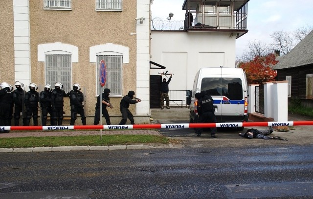 Zamość. Bunt więźniów w Zakładzie Karnym, pożar, bomba i porwanie - to tylko niektóre elementy ćwiczeń zamojskich służb.