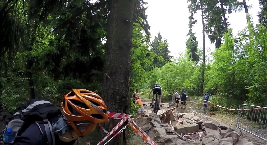 Ale refleks! Rzucił materacem i uratował rowerzystę przed bolesnym upadkiem [wideo]