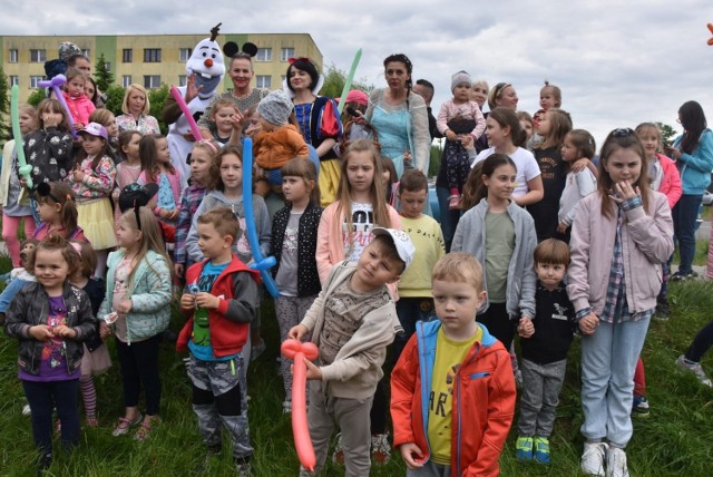 W każdym punkcie trasy, tak jak tu przy placu zabaw na osiedlu 3 Maja, dzieciaki bardzo chętnie fotografowały się z bohaterami bajek