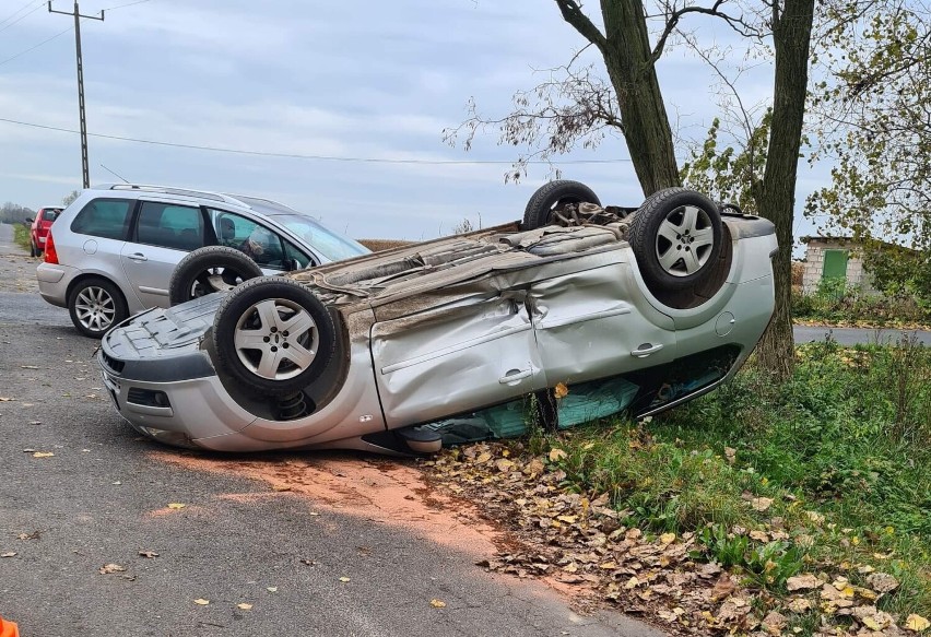 W gminie Daszyna zderzyły się dwa samochody osobowe, jedno z nich dachowało