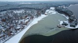 Jezioro Turawskie w zimowej scenerii wygląda bajecznie. To miejsce znane na całym Śląsku. Warto tutaj przyjechać i zobaczyć to