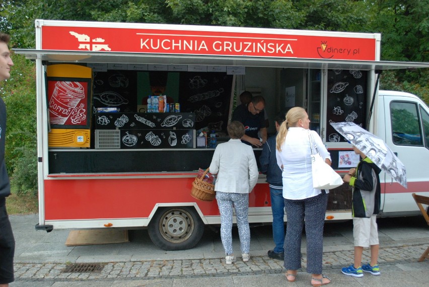 Przystanek Smaku w Białymstoku. Food trucki na placu przed Teatrem Dramatycznym [ZDJĘCIA]