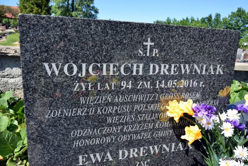 Pamiętają o Honorowym Obywatelu. Zapalili znicze i postawili kwiaty na grobie śp. Wojciecha Drewniaka