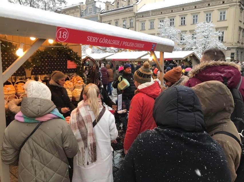 Śnieżna pogoda nie wystraszyła turystów. Na Jarmarku Bożonarodzeniowym tłumy. Największe kolejki przy stoiskach z ciepłym jedzeniem