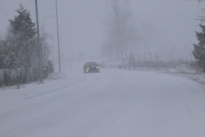 Atak zimy w powiecie człuchowskim - na drogach zrobiło się niebezpiecznie