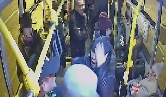 Bójka w autobusie w Radomiu. Kontroler biletów użył gazu wobec pasażera na gapę.