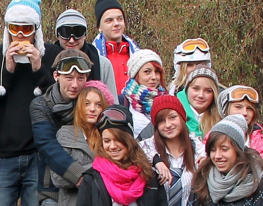 Uczniowie I LO w Chorzowie przyszli na lekcje w strojach narciarskich [ZDJĘCIA]