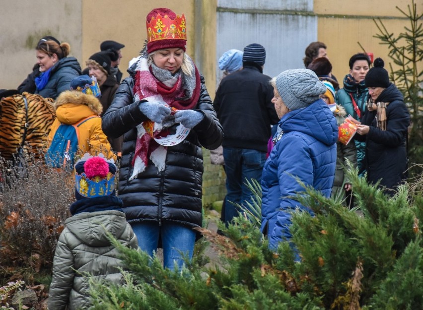 Szamotuły. Przez miasto przeszedł barwny korowód. Orszak Trzech Króli był pięknym widowiskiem! [ZDJĘCIA]