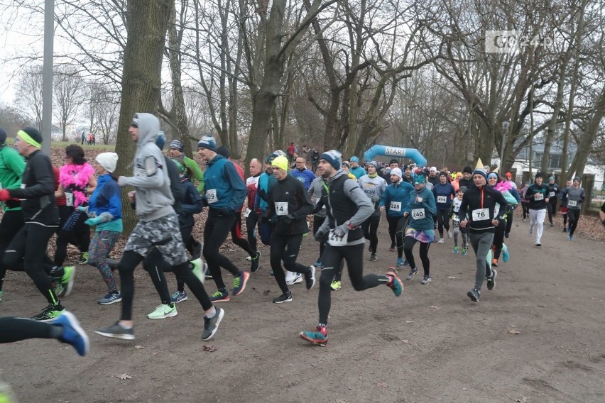 Sportowe wejście w nowy rok. Tradycyjny bieg na Jasnych Błoniach [ZDJĘCIA]