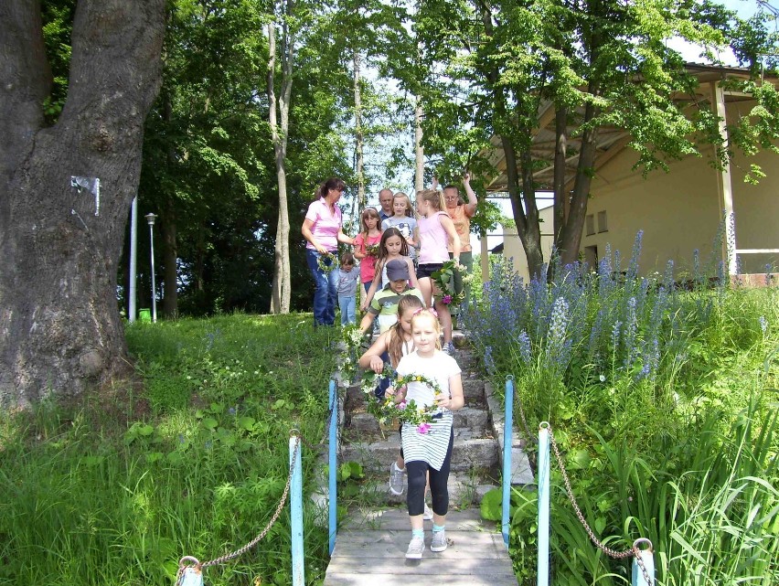 Dzieci z gminy Stegna przywitały lato w plenerze. Zdjęcia z Nocy Świętojańskiej