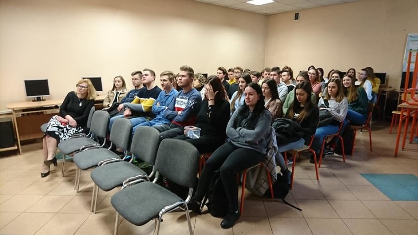 Spotkania z absolwentami w I LO w Chodzieży: Uczniowie mogą posłuchać ciekawych wykładów (FOTO)