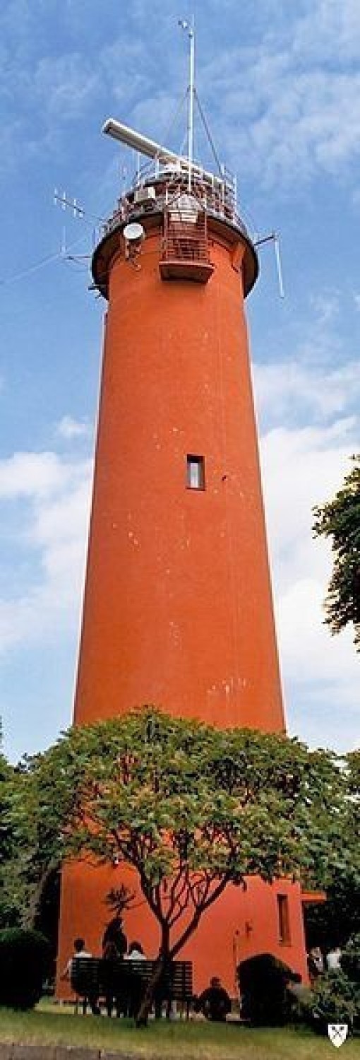 Znajduje się ona pomiędzy Latarnią Morską Gdańsk Port P&oacute;łnocny, a Latarnią Morską Bałtijsk w Rosji. Fot.Topory. Wikipedia, CC