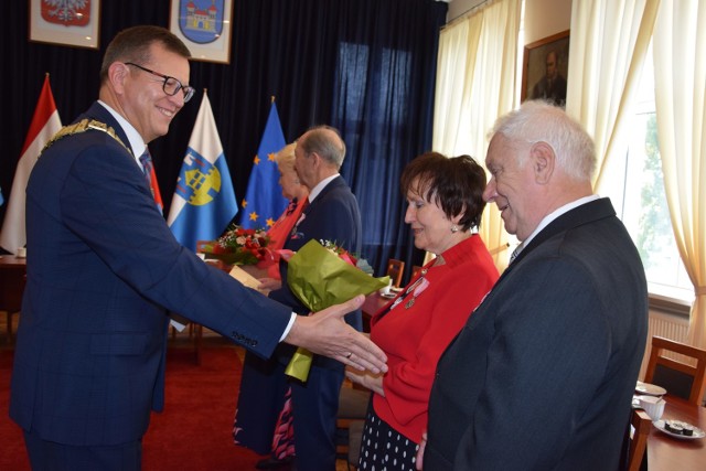 Kolejne pary z gminy Żnin świętowały 50-lecie wspólnego życia. Z tej okazji zacni małżonkowie otrzymali medale nadane przez prezydenta RP. Dekorował nimi burmistrz Żnina Robert Luchowski.