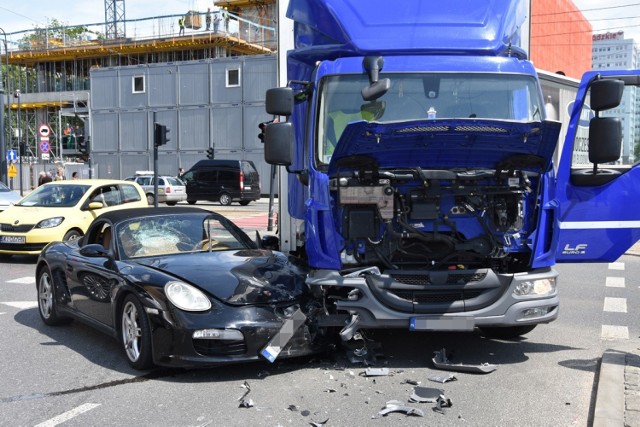 Wypadek na skrzyżowaniu al. Kościuszki z al. Mickiewicza miał miejsce w poniedziałek, 20 maja, po godz. 12.30. Doszło tam do zderzenia się ciężarówki i samochodu osobowego.

CZYTAJ DALEJ NA NASTĘPNYM SLAJDZIE