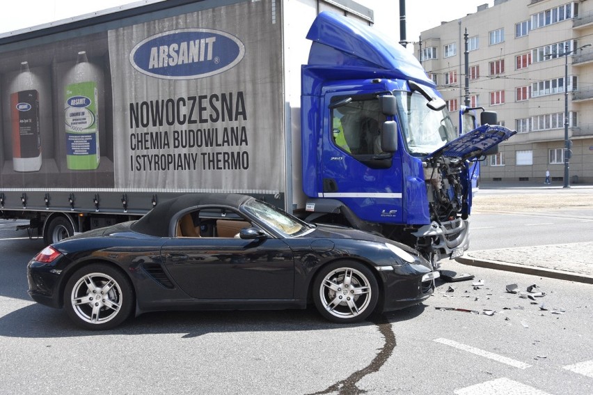 Wypadek na skrzyżowaniu Kościuszki i Mickiewicza w Łodzi. Zderzenie ciężarówki z samochodem osobowym