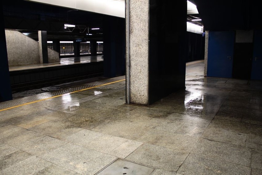 Woda na peronach Centralnego (FOTO)