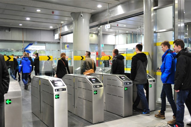 W ubiegłym tygodniu informowaliśmy o awarii schodów ruchomych na stacji metra Centrum. Usterka stała się zapalnikiem do dyskusji nad usprawnieniem warszawskiego metra. Gamę pomysłów przygotowało Stowarzyszenie "Miasto Jest Nasze", które wystawiło swojego kandydata w nadchodzących wyborach samorządowych. Szczegóły w artykule poniżej.