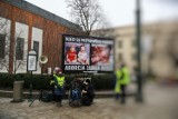 Kraków. Protest antyaborcjonistów pod magistratem. Krwawe plakaty przed urzędem miasta