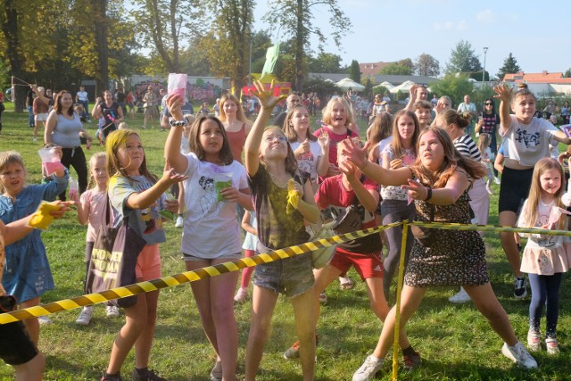 Festiwal kolorów w parku przy ul. Czerwonego Krzyża w Żarach