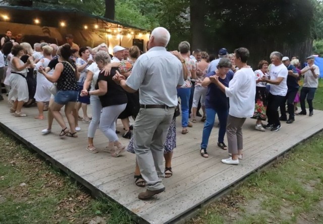 Potańcówki w Radomiu są coraz bardziej popularne. Na zdjęciu ta w Muzeum Wsi Radomskiej.