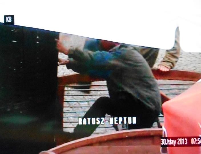 Kamery zarejestrowały włamanie na Placu Ratuszowym w Jeleniej Górze