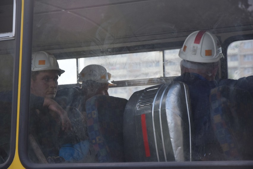 Kopalnia Zofiówka w Jastrzębiu: Codziennie 200 ratowników przedziera się przez wąskie szczeliny do zaginionych górników 