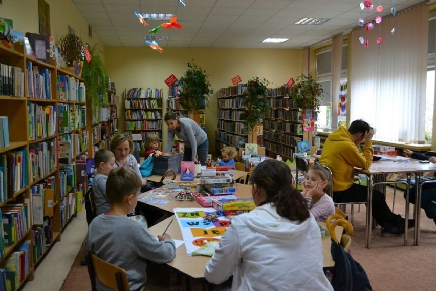 Udana Noc Bibliotek w Busku-Zdroju. Przyszło kilkaset osób. Zabawa była znakomita (DUŻO ZDJĘĆ)