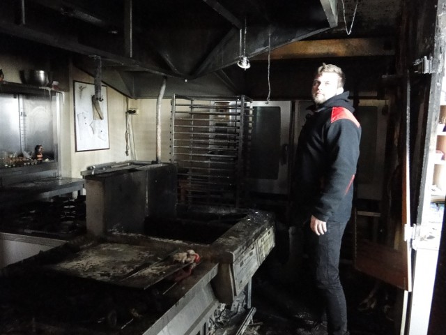 - To z kuchni pożar zaczął się rozprzestrzeniać na cały lokal - mówi Bartłomiej Markiewicz, kierownik restauracji "Bolek i Lolek" przy ulicy Grzecznarowskiego w Radomiu.
