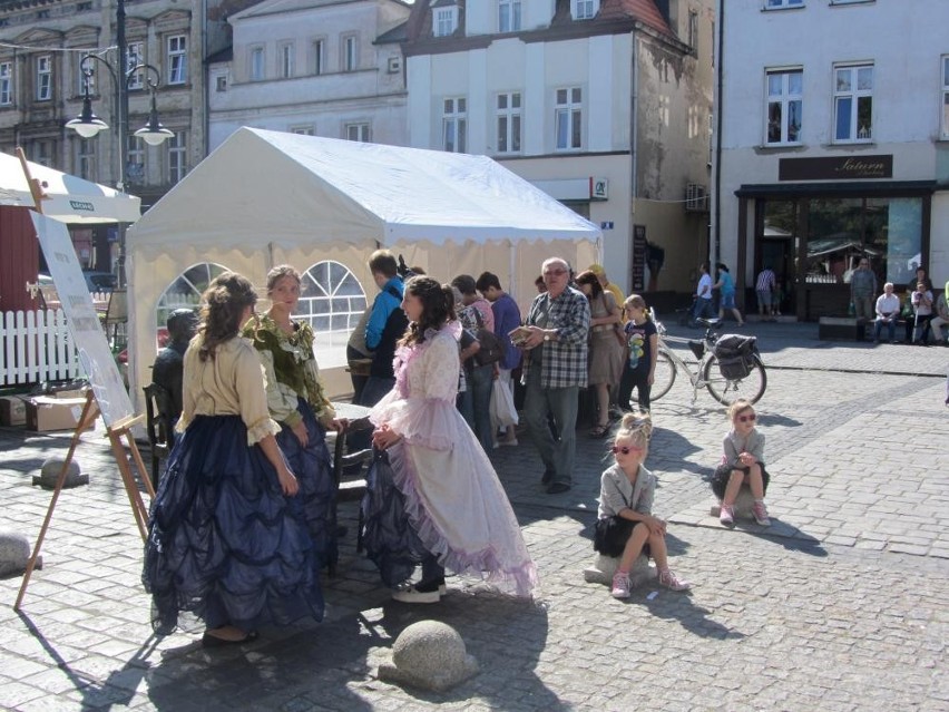 Narodowe czytanie w Ostrowie: Stroje z epoki i wspólne...