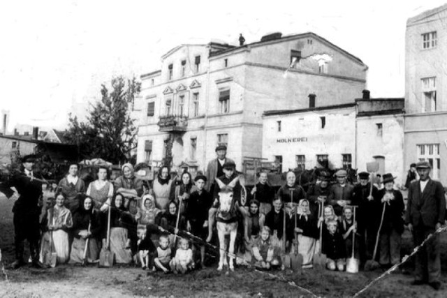 Osiołek został uwieczniony w 1940 wraz z grupą Polaków zobowiązanych do sprzątania miasta