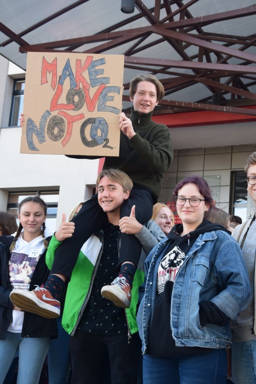 Młodzieżowy Strajk Klimatyczny w Sieradzu 2019. Uczestnicy z postulatami pojawili się na pl. Wojewódzkim (zdjęcia)