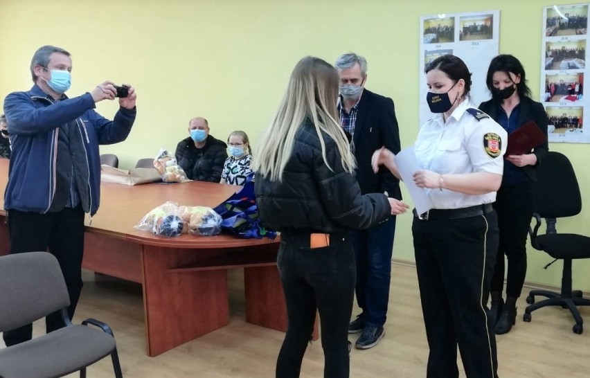 Inowrocław. Straż Miejska i zarząd osiedla nagrodzili uczniów za udział w akcji "Czyste Mątwy-wspólna sprawa". Zdjęcia
