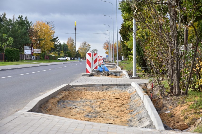 W tym miejscu budują chodnik. Czekali na to mieszkańcy ul....