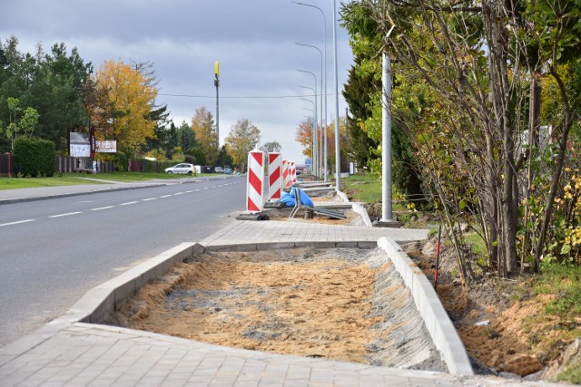 W tym miejscu budują chodnik. Czekali na to mieszkańcy ul. Aliantów.