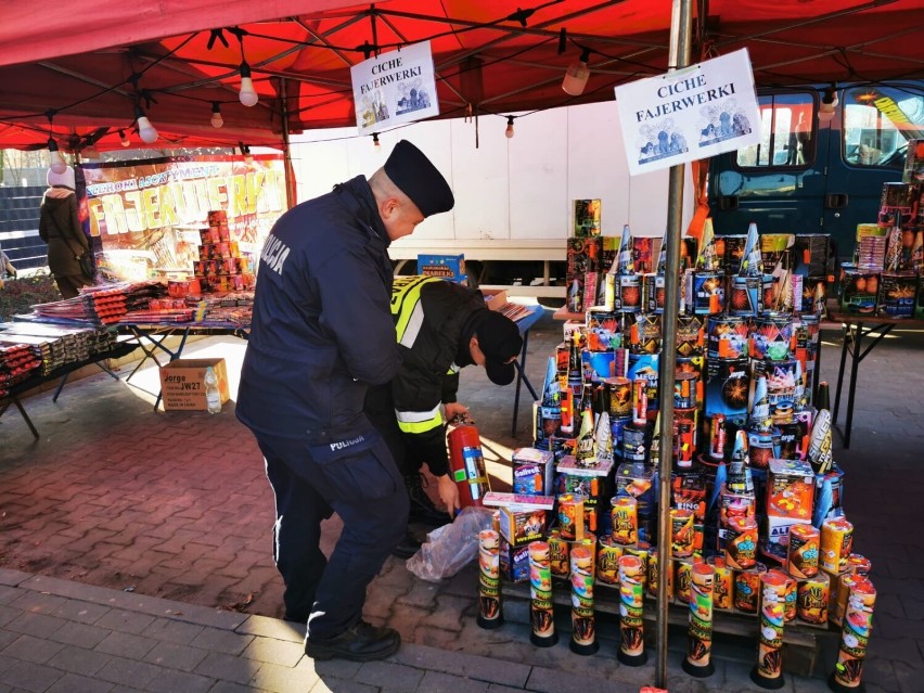 Strażacy, policja i strażnicy w Zduńskiej Woli kontrolowali sprzedawców fajerwerków