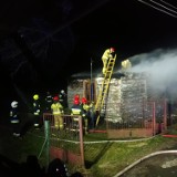 Pożar drewnianego budynku w gminie Wielgomłyny. Kolejne podlapenie [ZDJĘCIA]
