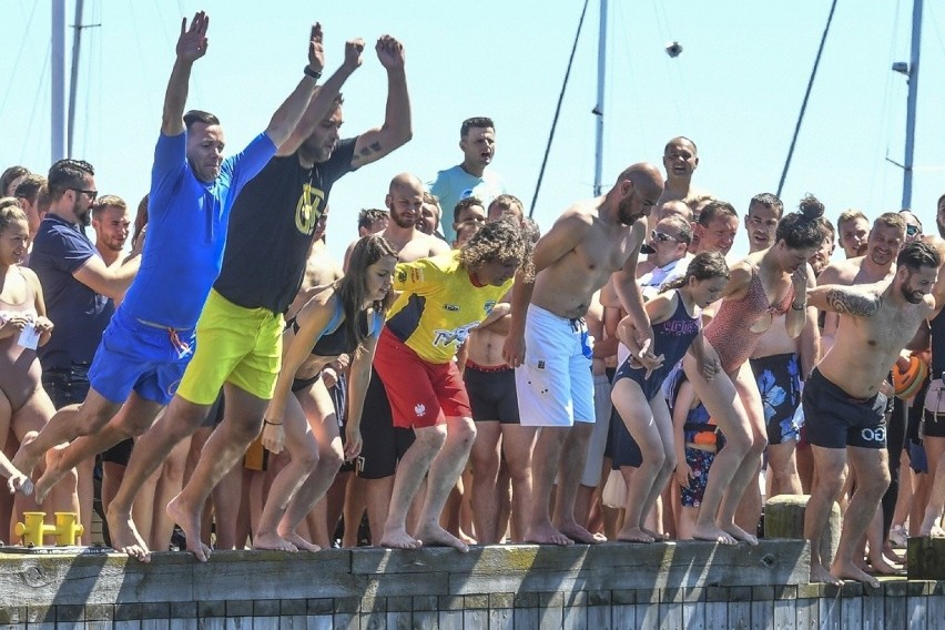 Kolejny rekordowy, charytatywny "Skok z mola do morza" w Sopocie. W akcji wzięło udział 201 osób [zdjęcia]